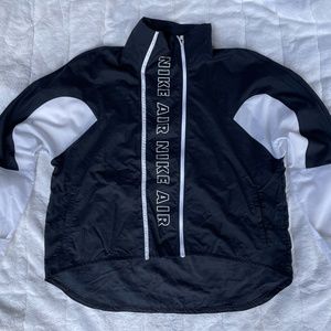 Nike XL women's windbreaker black with white sleeves in excellent condition